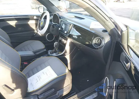 2018 Volkswagen Beetle 2.0T Dune z USA, uszkodzony, nr VIN 3VWSD7AT0JM711577